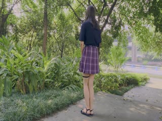 伪娘 - 树荫下的女装自慰